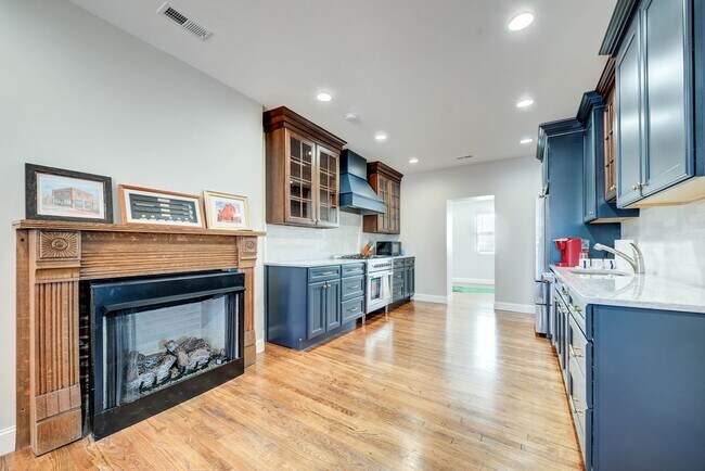 Building Photo - CONDO ON THE HILL 3 BED 1 BATH - Hardwood ...