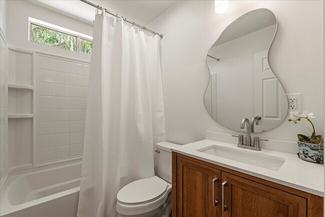 Building Photo - 4 Bedroom Coastal Cottage