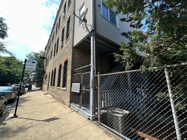 Building Photo - 1049 N Marshfield Ave