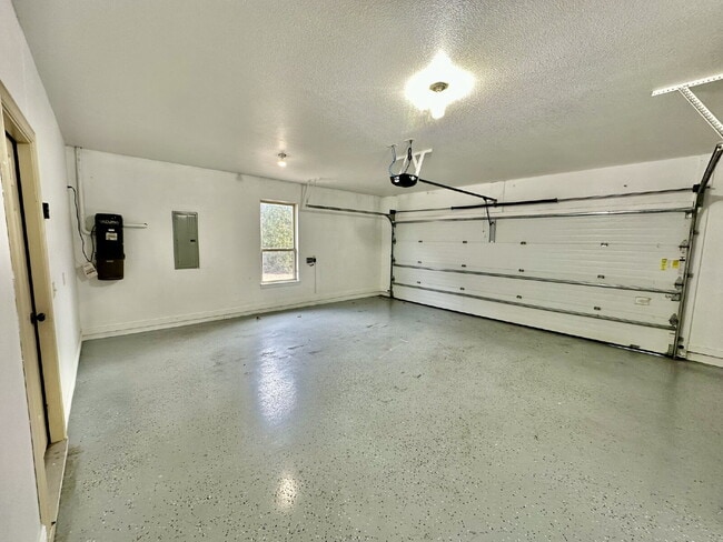 Building Photo - 6507 W Valley View Rd