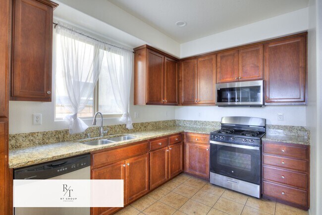 Building Photo - Beautiful 2-story home located in a gated community