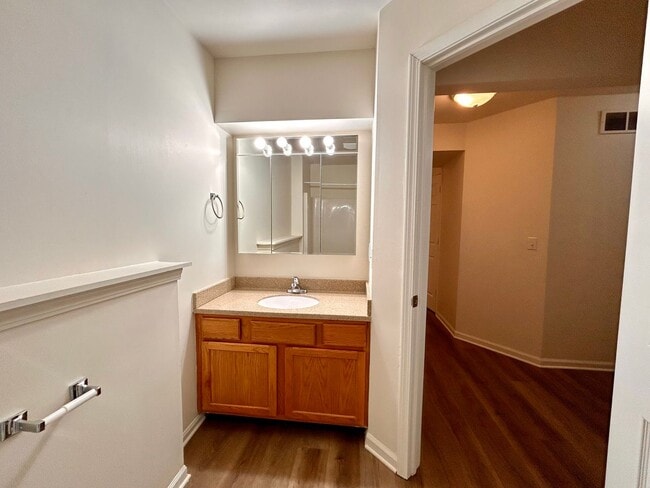 Building Photo - Four Bedroom Duplex in Cascade