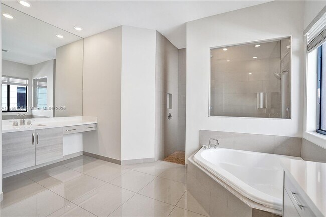 Building Photo - 10590 Mira Vista Dr