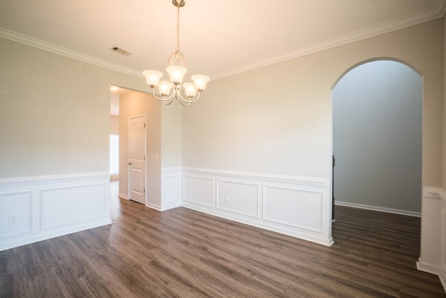 Building Photo - 647 Red Oak Ln