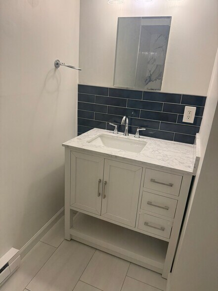 Building Photo - 2219 Oak St