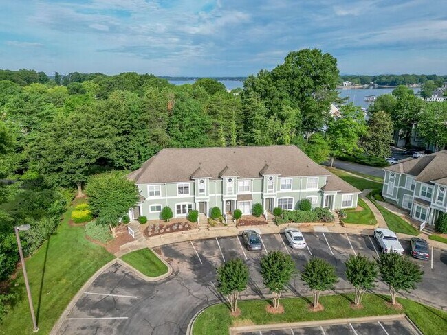 Building Photo - 3BR Townhome - Lake Living in Vineyard Point with Boat Slip Access Near Lake Norman