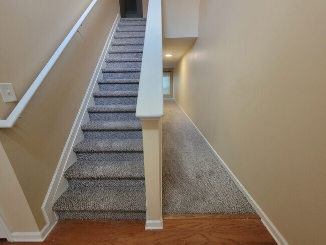 Building Photo - Save Time - Save Money - Beautiful Townhome - New Carpet