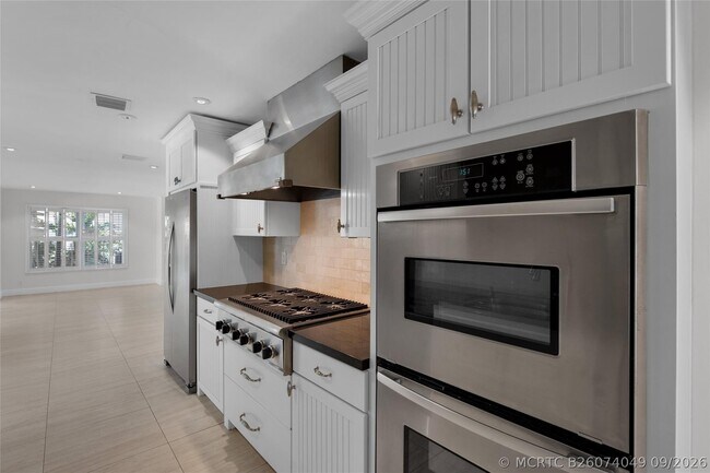 Building Photo - 2401 NE 47th St