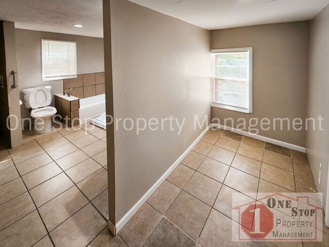 Building Photo - Come See this Charming 2-bedroom, 1-bath H...