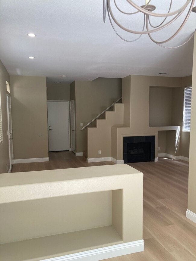 Building Photo - 3 bedroom 2.5 bath home Las Flores