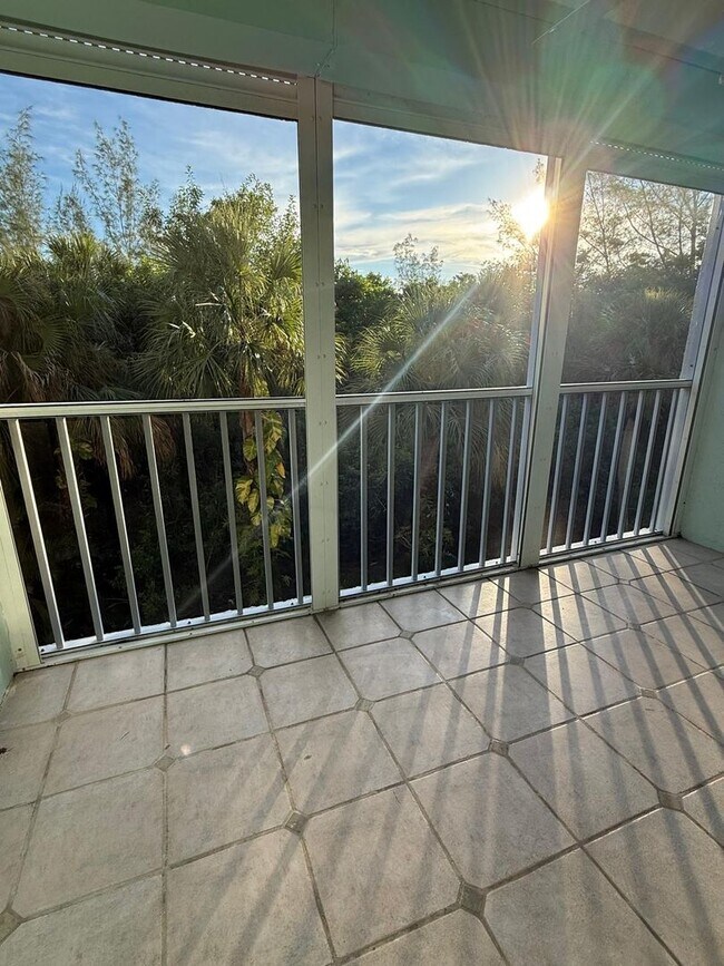 Building Photo - Stunning Sandpiper Bay 2 bed/2 bath end unit condo