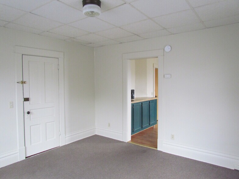Building Photo - 327 E Cherry St