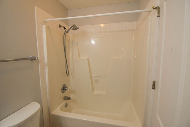Building Photo - 5 Bedroom 3 Bathroom- Small Pets Okay