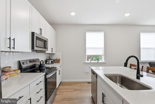 Building Photo - 615 Clover Ln