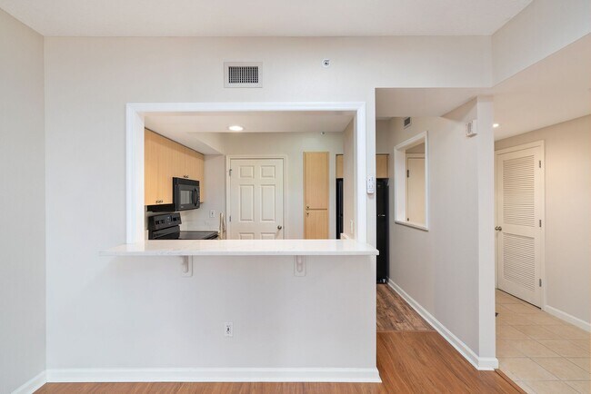 Building Photo - Downtown Orlando One Bedroom with Lake Eola View * * Modernized Waverly Condo