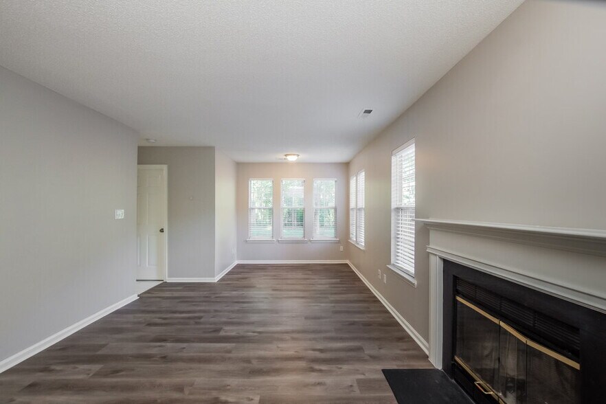 Building Photo - 3033 Oakcroft Dr