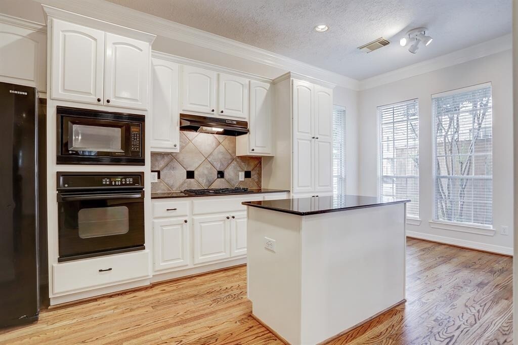 Spacious kitchen with island and black appliances - 2822 Briarhurst Park