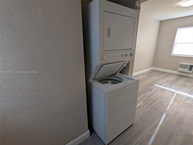 Building Photo - 2300 Douglas St