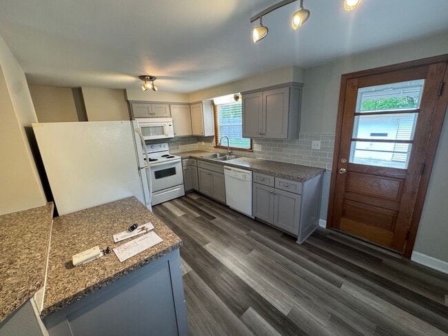 Building Photo - 326 Elm Dr