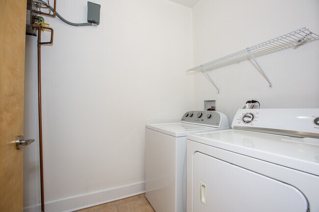 Building Photo - 5766 N Lincoln Ave