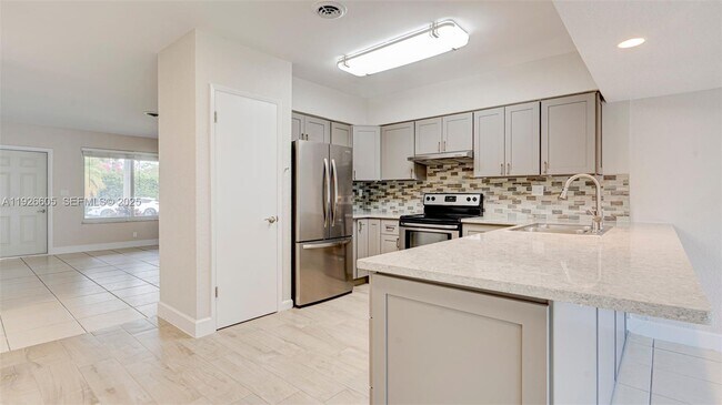 Building Photo - 1001 SW 12th Ct