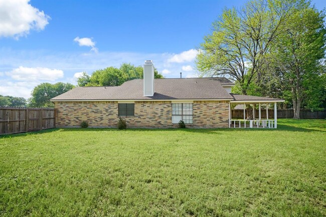 Building Photo - 8203 Woodland Willows Dr