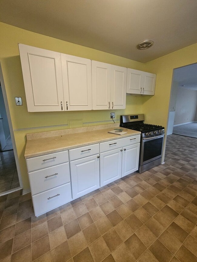 Building Photo - 3 Bedroom House Available July 15, 2026