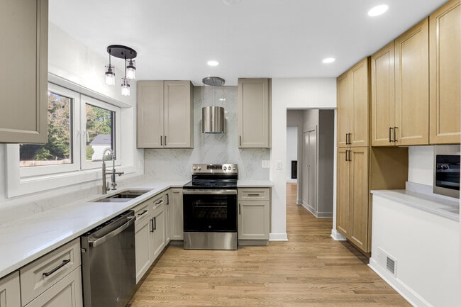 Building Photo - 351 Jefferson Ave