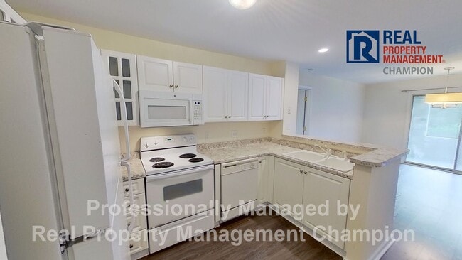 Building Photo - First Floor Condo with Spacious Floorplan