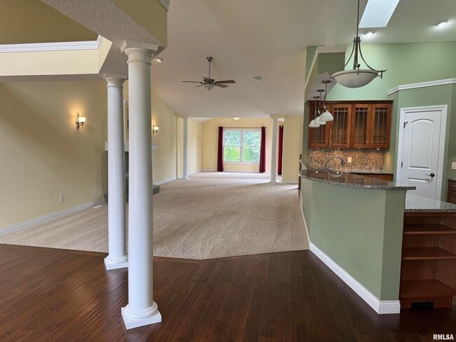 Building Photo - 3011 Belmont Pl