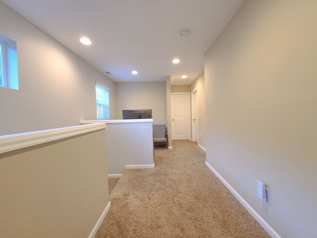 Building Photo - 4 bedroom/2.5 bath in Parkside Estates