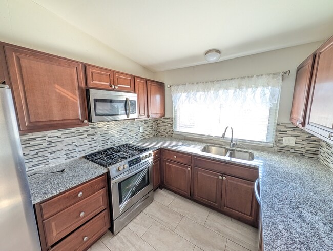 Building Photo - 3670 Tremont Dr