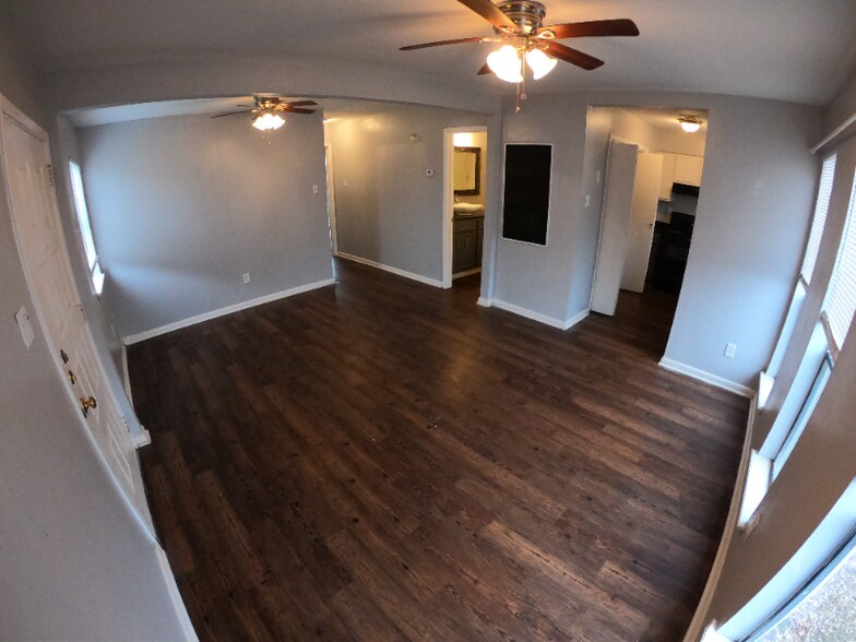 Primary Photo - 402 Manuel Dr