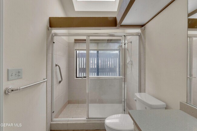 Building Photo - 620 Lakeway Dr