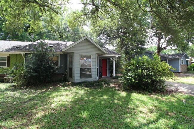 Building Photo - 2BR Home with Fireplace, Fenced Yard, and ...