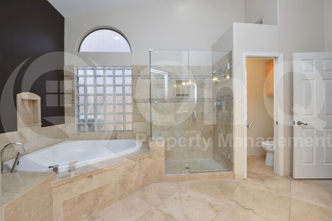 Building Photo - 727 S Peppertree Dr