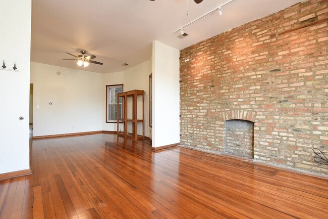 Building Photo - 2114 N California Ave