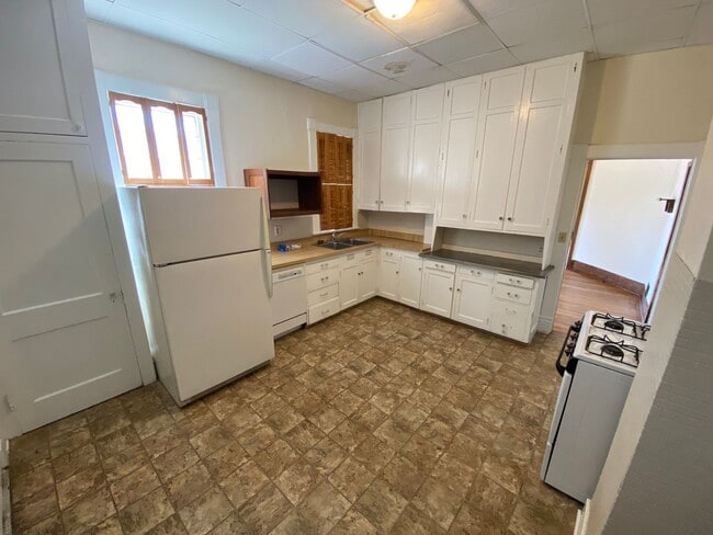 Building Photo - 1544 D St