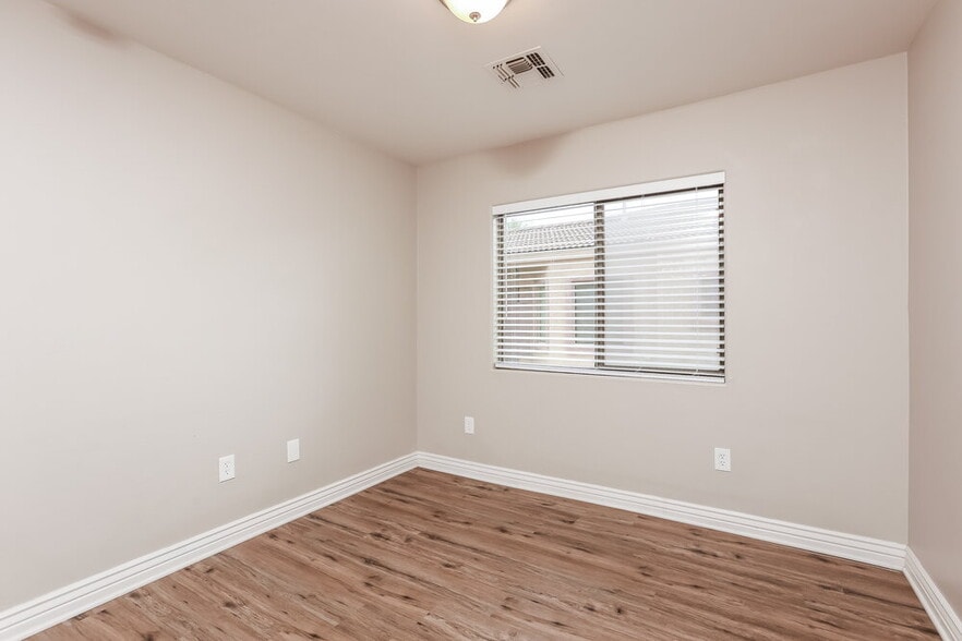 Building Photo - 476 East Placita Rejilla