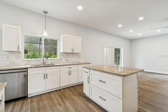 Building Photo - 18154 Sandy Pointe Dr