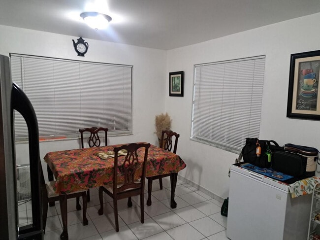 Building Photo - 827 SE 12th St