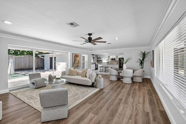 Building Photo - 714 SW 25th Ave