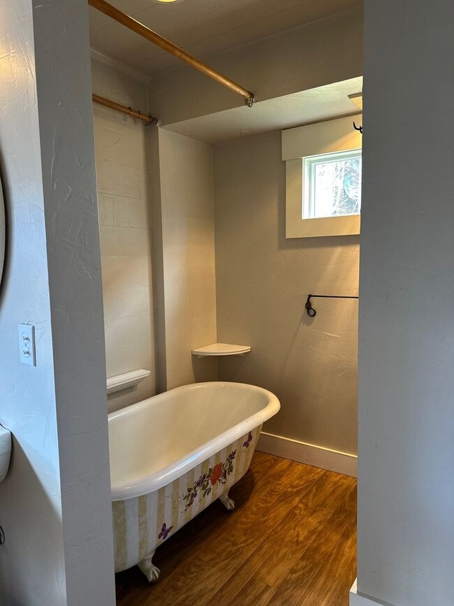 Building Photo - Charming 2 Bed / 2 Bath Home in Prime Westside Bend Location