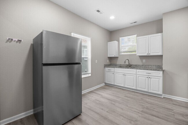 Building Photo - 126 Linden Ave