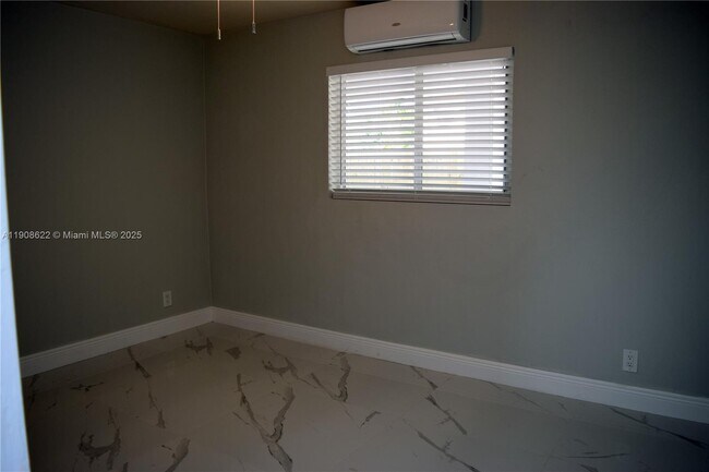 Building Photo - 622 NE 6th St