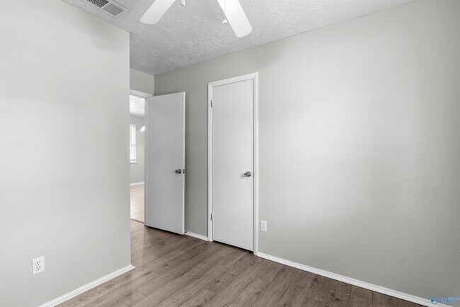 Building Photo - 2406 Yorkshire Dr SW