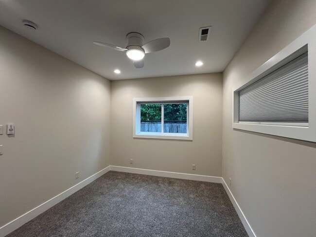 Building Photo - 3155 Dogwood Dr S