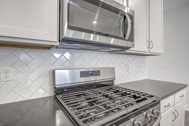 Building Photo - 3/2.5 Townhome Close to Southpoint w/ Garage!