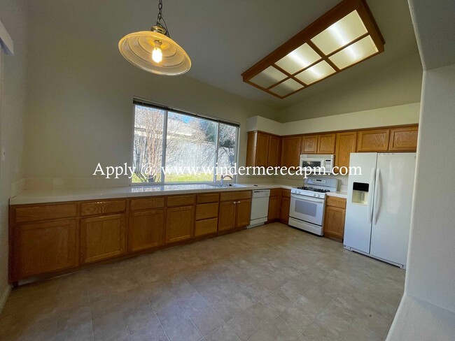 Building Photo - Spacious and Airy Rocklin Home!