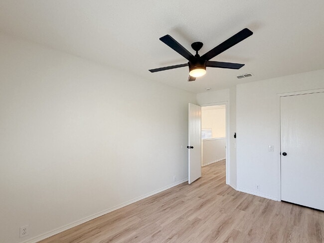 Building Photo - 4-Bedroom, 2.5-Bath, 2 Story Home in Fort Worth!